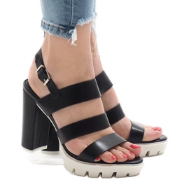 Mustat sandaalit HP-27-pylväässä 2