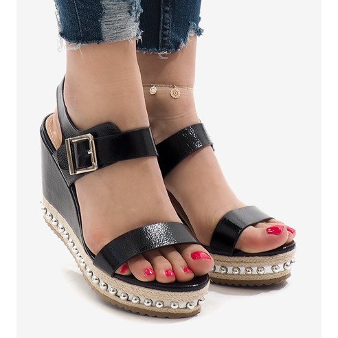 Hopealla lakatut kiilamaiset sandaalit 17060-73 musta 2