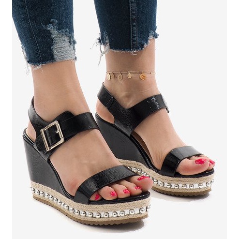 Hopealla lakatut kiilamaiset sandaalit 17060-73 musta 1