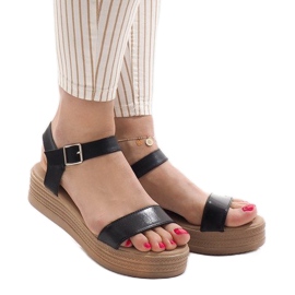 Mustat sandaalit lavalla 22-07 1