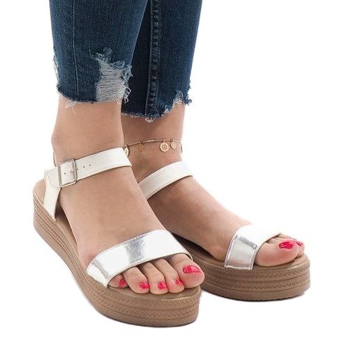 Valkoiset sandaalit lavalla 22-07 valkoinen 1