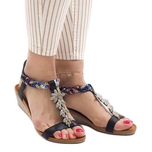 Mustat kiilamaiset sandaalit, joissa joustava B133-1 1