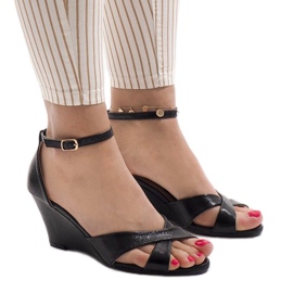 Mustat kiilasandaalit QL-78 2