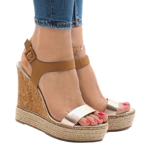 Kultalakatut kiilamaiset sandaalit VB76063 kultainen 1