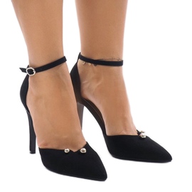 Mustat pumput tapissa M1L3223-13 1