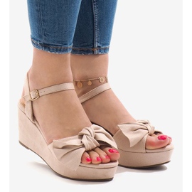 Vaaleanpunaiset kiilasandaalit, joissa rusetti F055 punainen 2