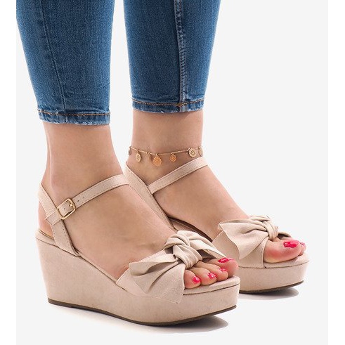 Vaaleanpunaiset kiilasandaalit, joissa rusetti F055 punainen 1