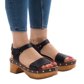 Mustat sandaalit FM4142 -alustalla 1