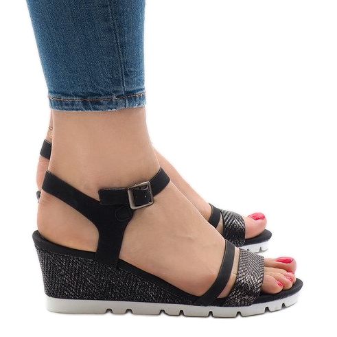 Mustat sandaalit Y-8217-alustalla 1