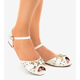 Valkoiset sandaalit GF-180-soljella valkoinen 1