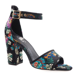 Mustat sandaalit postissa 77-14 1