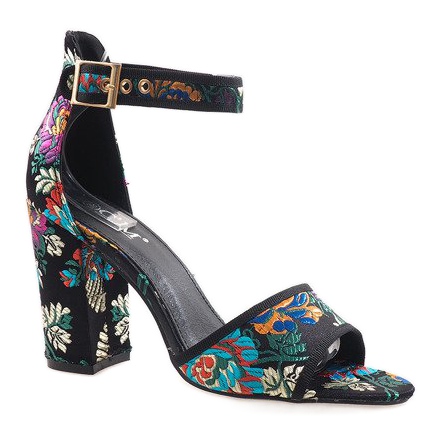 Mustat sandaalit postissa 77-14 1