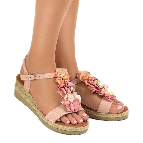 Vaaleanpunaiset kiilasandaalit kukilla 218-168 vaaleanpunainen 1