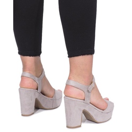 Harmaat sandaalit Boiset -postista 1