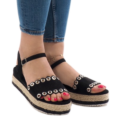 Mustat sandaalit 99-46-alustalla 2