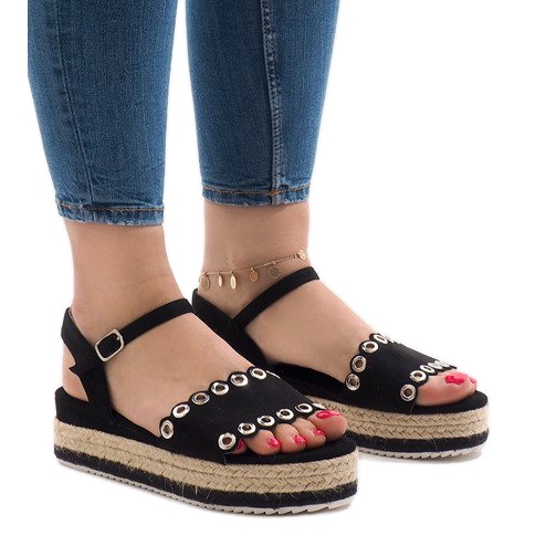 Mustat sandaalit 99-46-alustalla 1