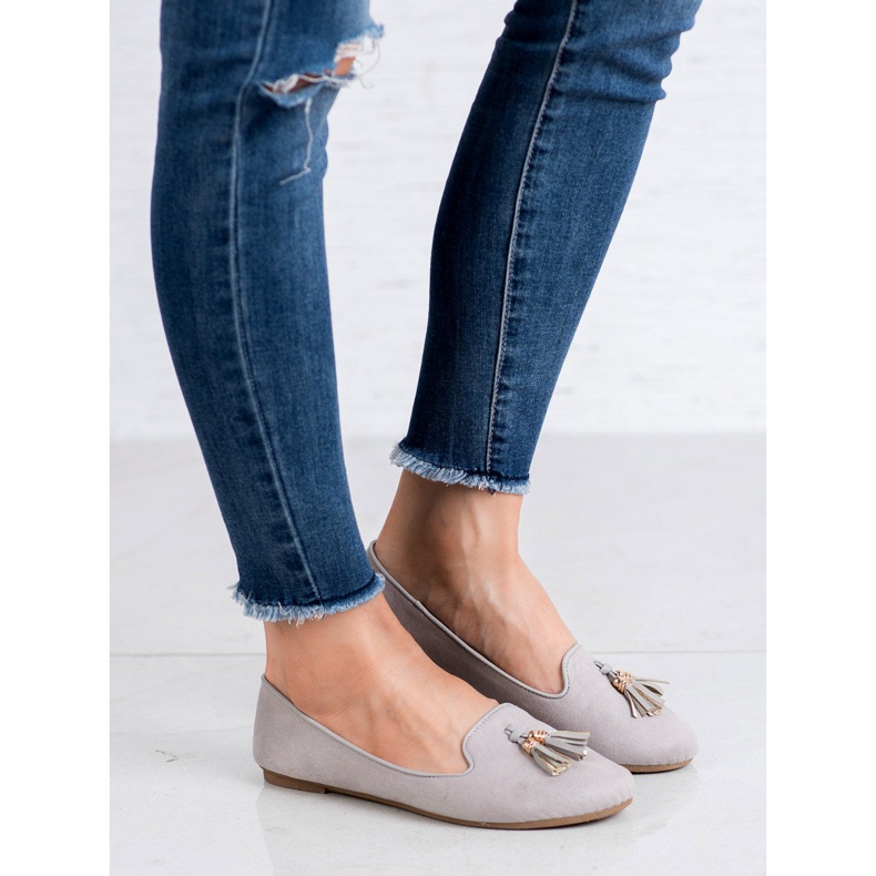 Queentina Herrat, joilla on reunat harmaa 1