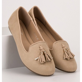 Queentina Herrat, joilla on reunat ruskea 1