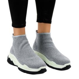 Harmaat urheilukengät, joissa LA33P -kuminauha 1