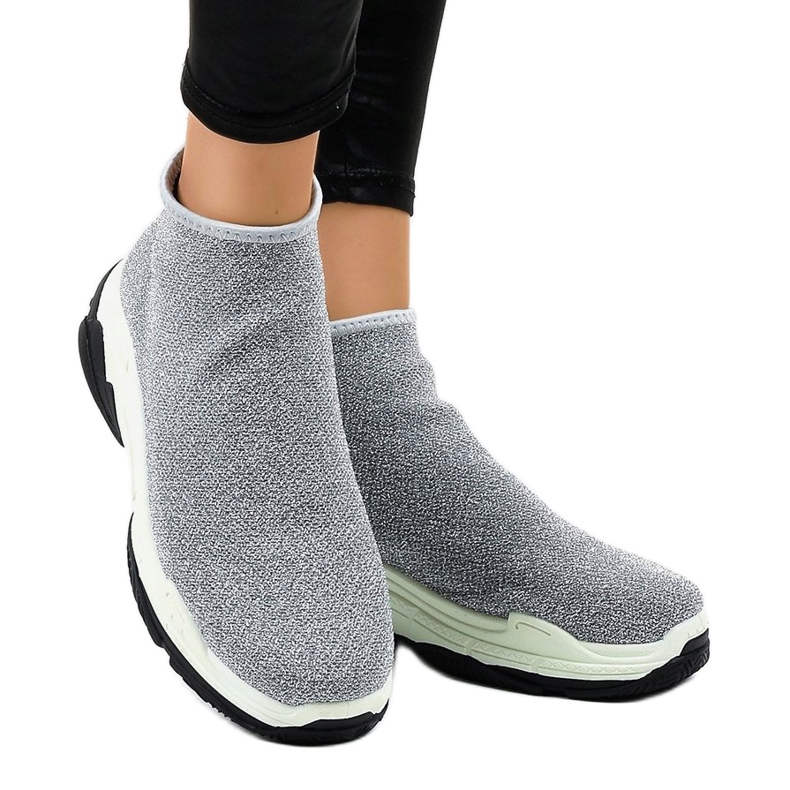 Harmaat urheilukengät, joissa LA33P -kuminauha 2