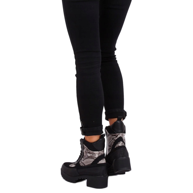 Musta Naisten mustat saappaat 99-58 Snake Skin 1