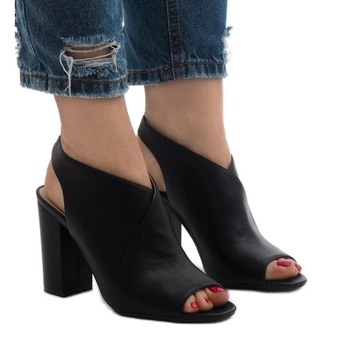 Mustat saappaat auki postitse 0280-86 1