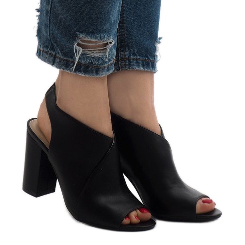 Mustat saappaat auki postitse 0280-86 2