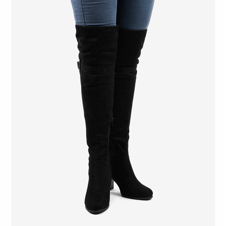 Mustat mokkanahkat R18-17-eristetyssä pylväässä 2