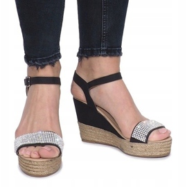 Mustat sandaalit herkällä Diamond Shine -kiilokorolla 1