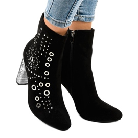 Mustat mokkanahkaiset nilkkurit AE28P -pylväässä 2