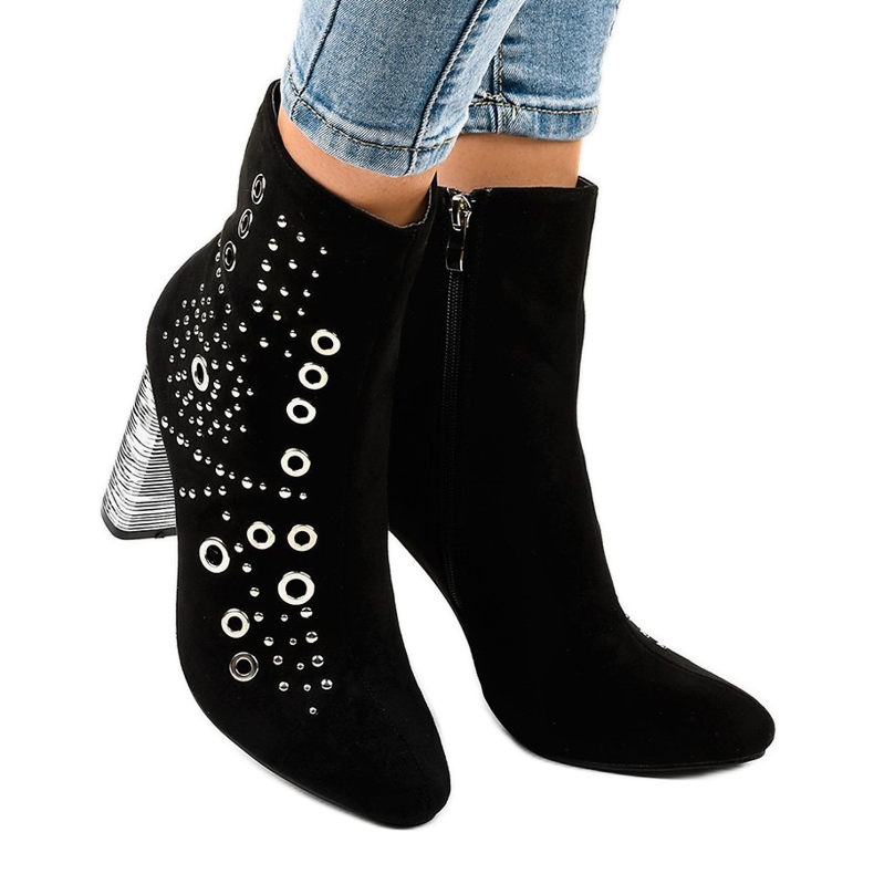 Mustat mokkanahkaiset nilkkurit AE28P -pylväässä 2