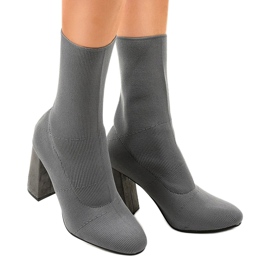 Harmaat saappaat QQ08 -postissa 1