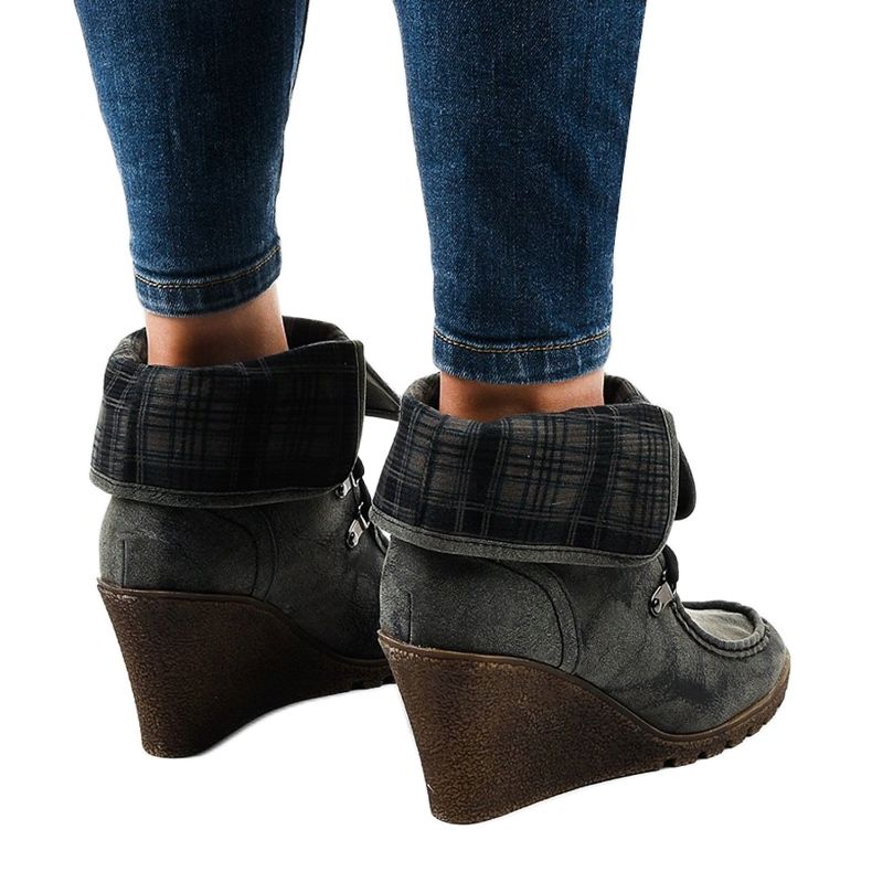 Mustat mokkanahkaiset nilkkurit, joissa on ruudullinen kuvio CH-22 1