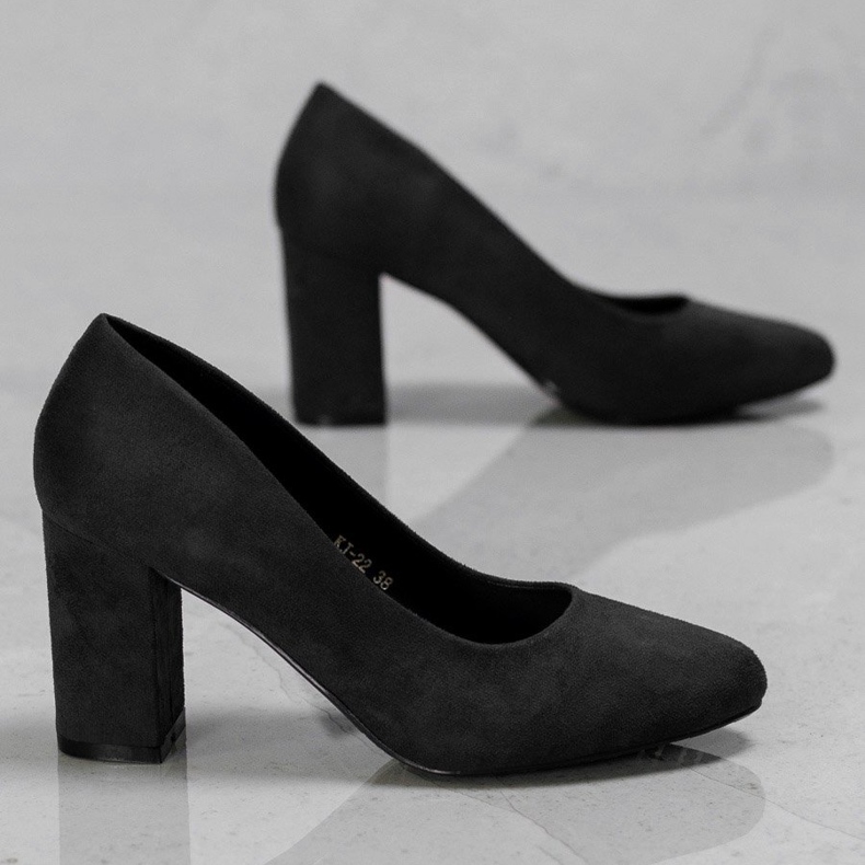 Ch. Creation Pumput pylväässä musta 1