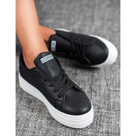 SHELOVET Mustat kengät lavalla 1