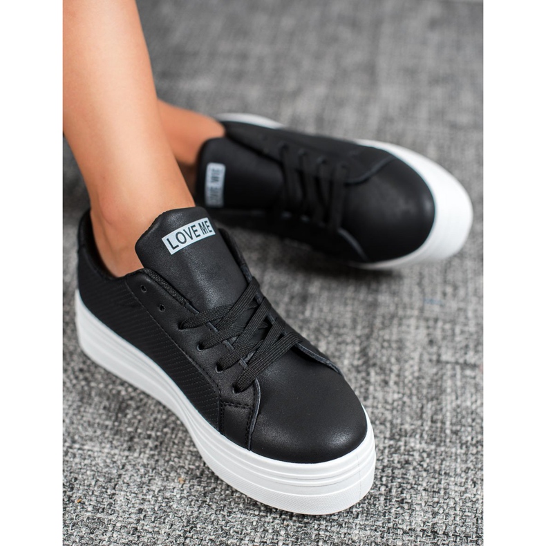 SHELOVET Mustat kengät lavalla 1