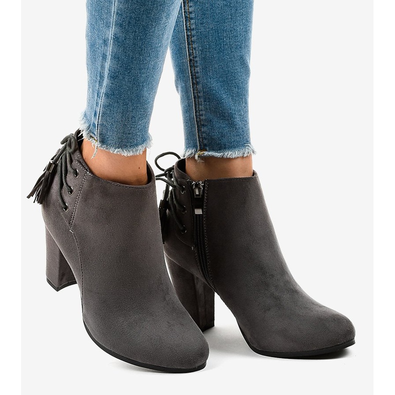 Harmaat mokkakengät JA75 -pylväässä 2