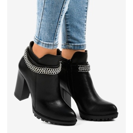 Mustat saappaat postilla ketjulla 13X992-51A 1