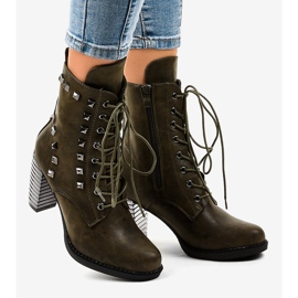 Vihreät nilkkurit F117 -nastoilla 2