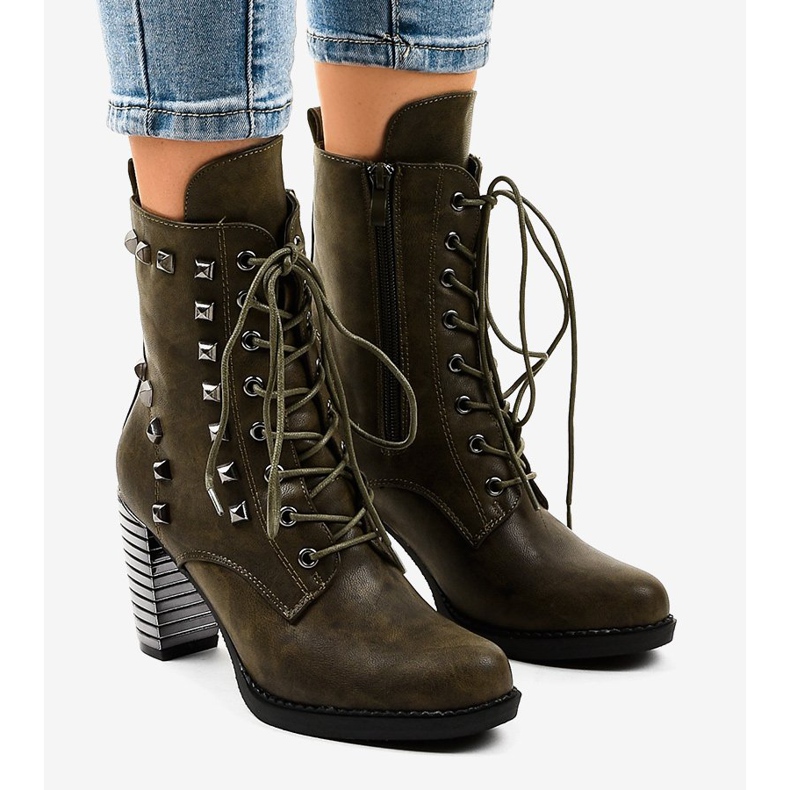 Vihreät nilkkurit F117 -nastoilla 1