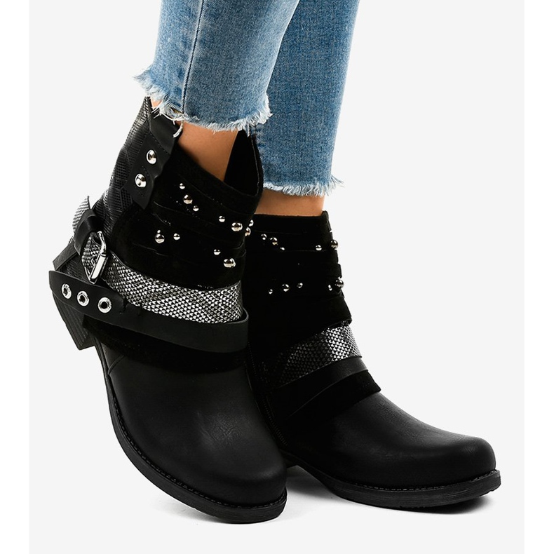 Mustat eristetyt saappaat, runsaasti koristeltu A-351 2