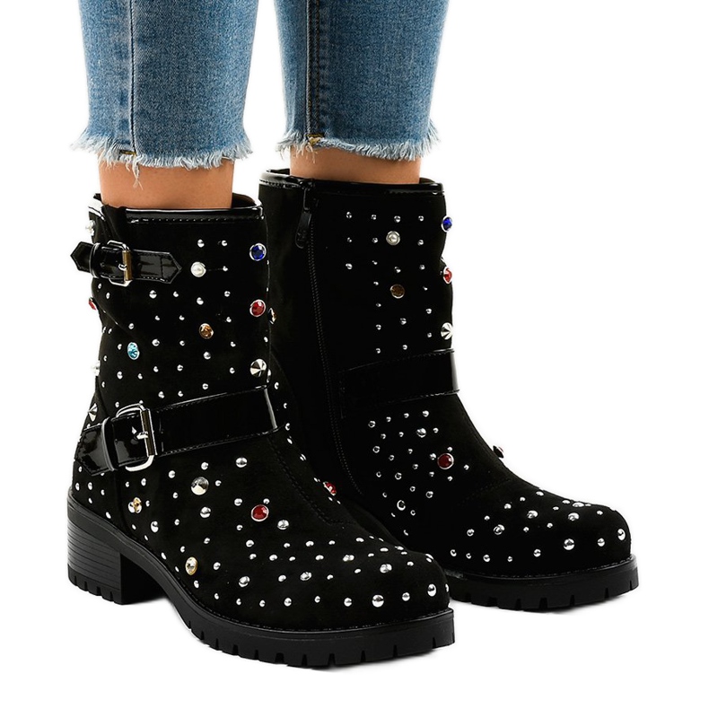 Mustat eristetyt saappaat, runsaasti koristeltu T185 1