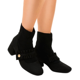 Musta veluuripumppu JM8118Y -pylväässä 1