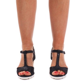 Mustat sandaalit kiilassa YH2709 1