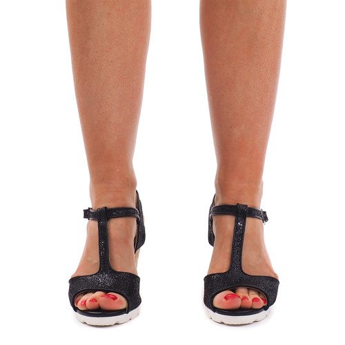 Mustat sandaalit kiilassa YH2709 1