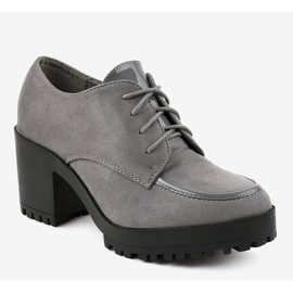 Harmaat saappaat massiivisessa HQ651 -pylväässä 1