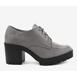 Harmaat saappaat massiivisessa HQ651 -pylväässä 2