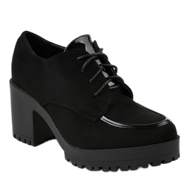 Mustat saappaat massiivisella HQ651 -pylväällä 1