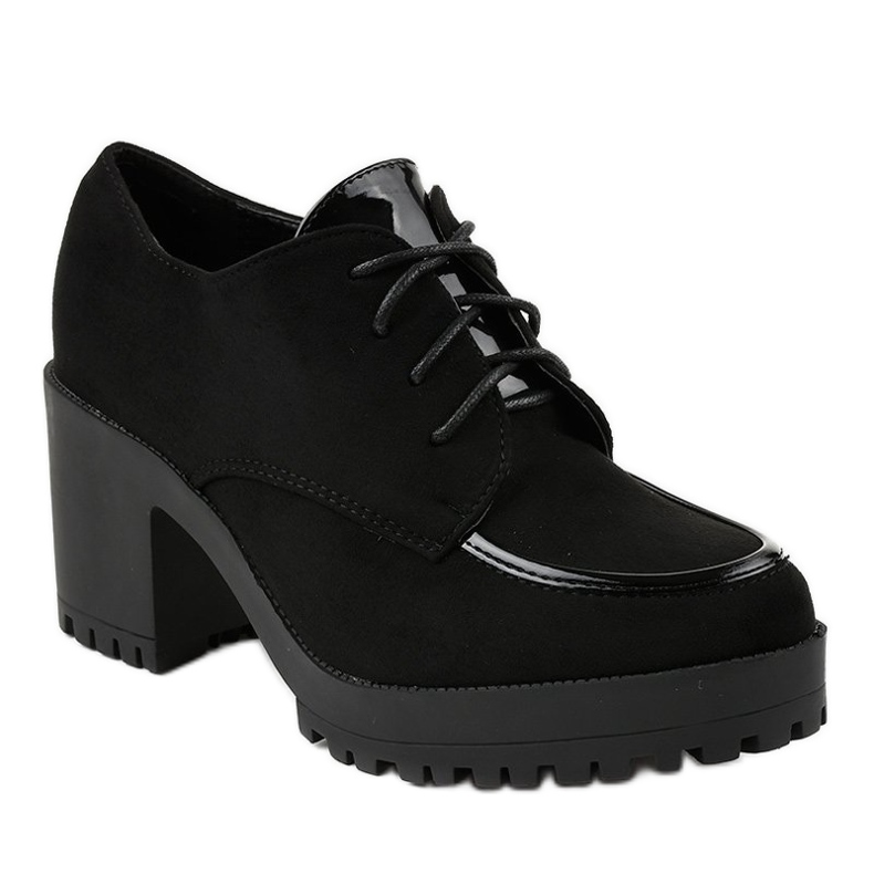 Mustat saappaat massiivisella HQ651 -pylväällä 1