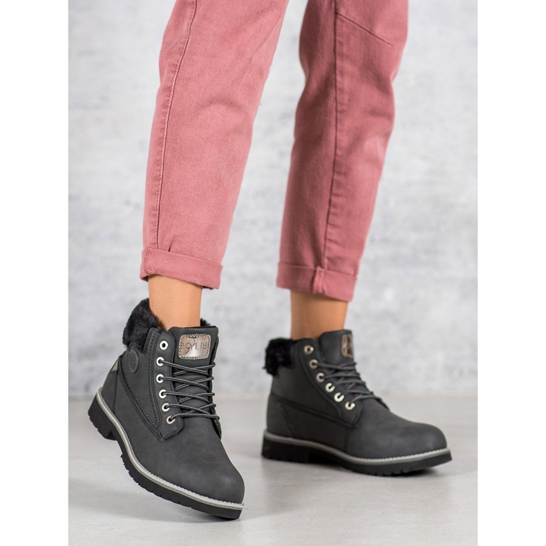 Kylie Tummanharmaat Trappers 2